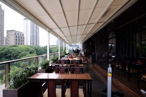 Sistema motorizzata ta 'Pergola għal Restaurant